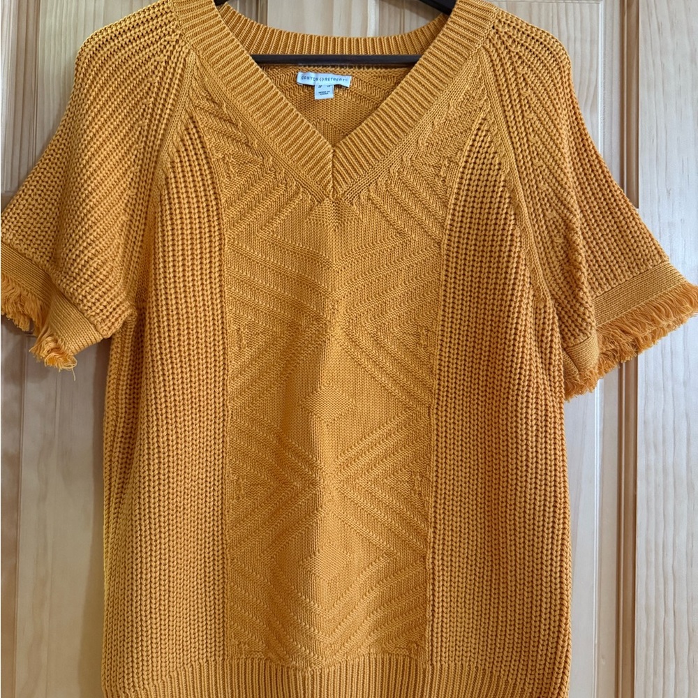 Ladies sweater brand new size small has never been wore